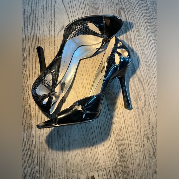 Guess Peep-toe black pump with super cute cut outs! - Picture 3 of 8